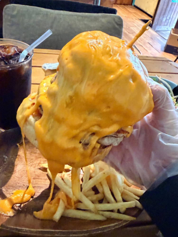 チーズが伸びるバーガー