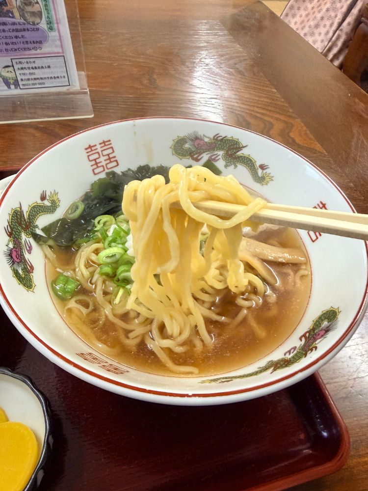 つるんとした多加水麺