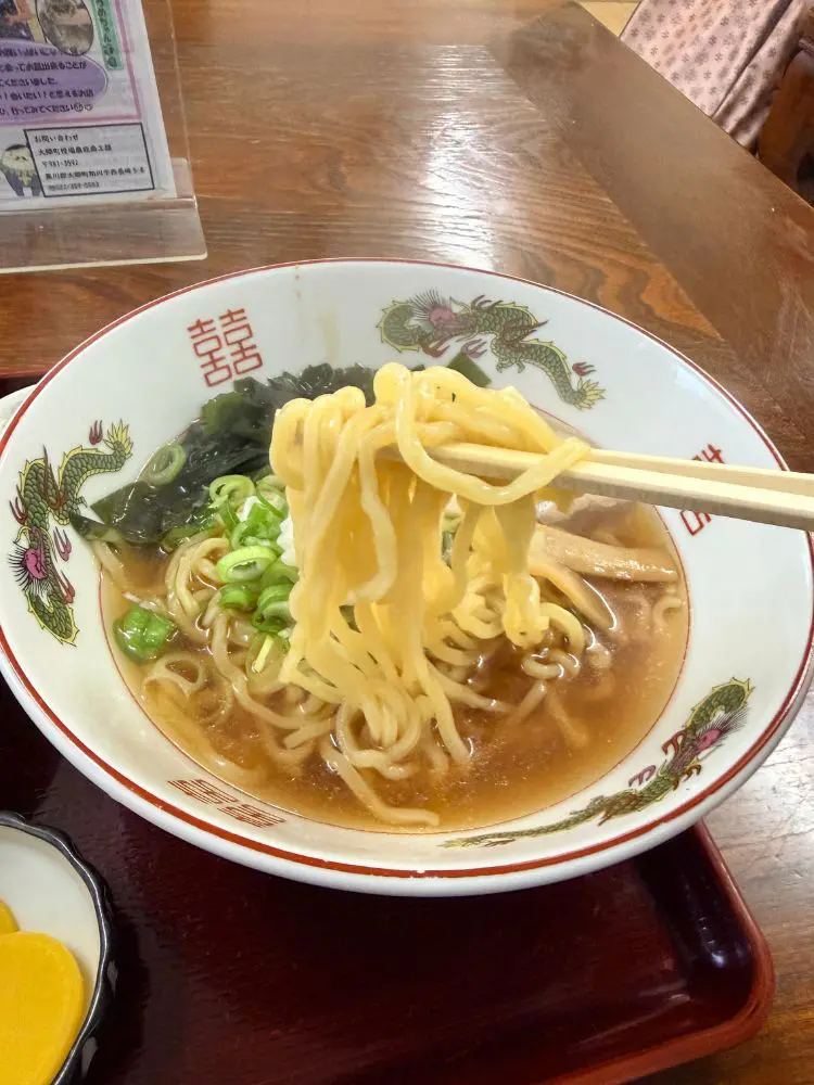 つるんとした多加水麺