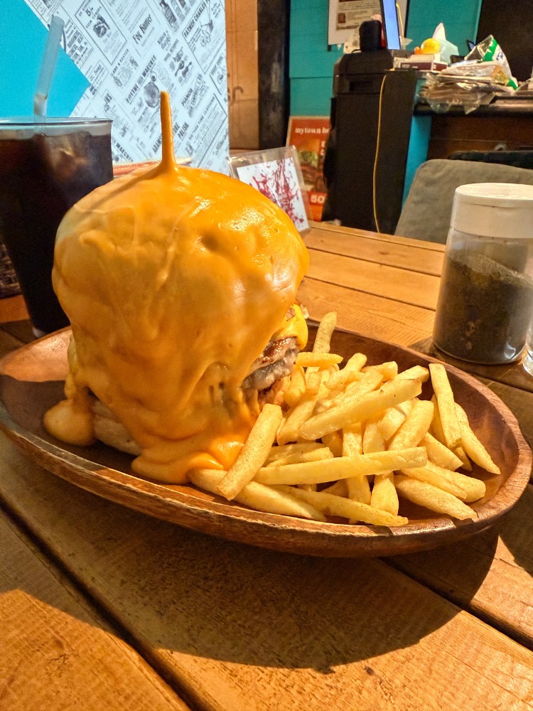 チーズが滝のようなバーガー