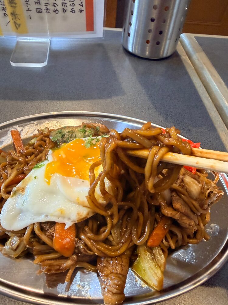 黄身をつけた焼きそば