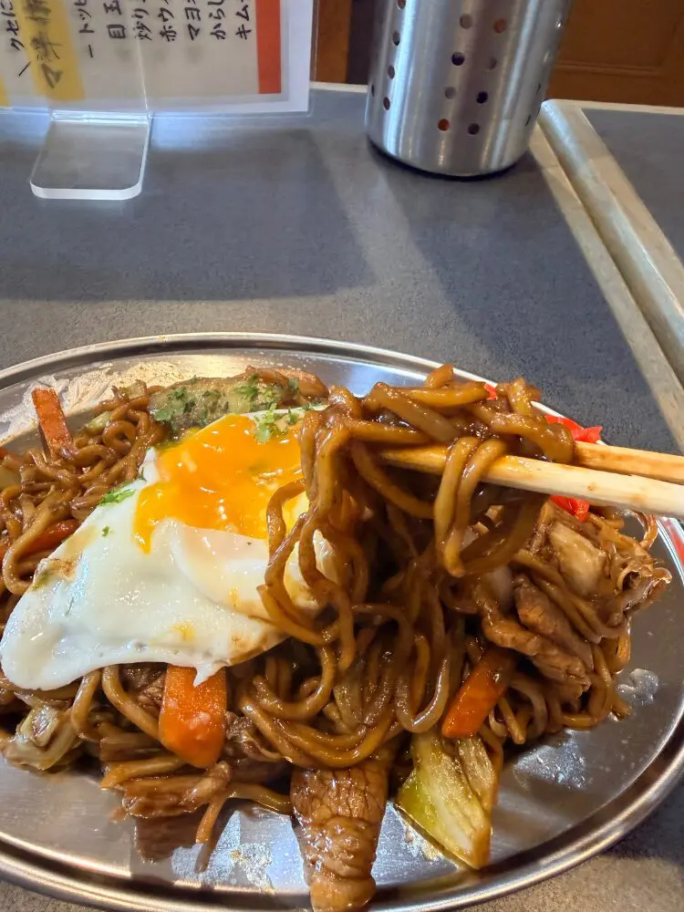黄身をつけた焼きそば