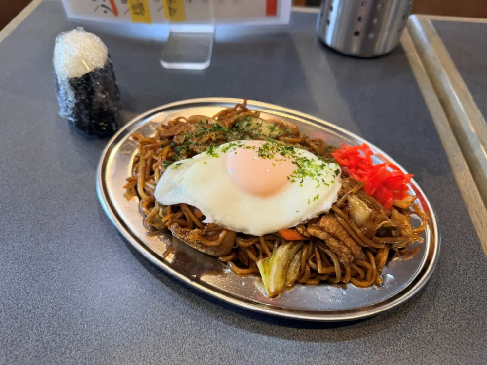 焼きそばと目玉焼き