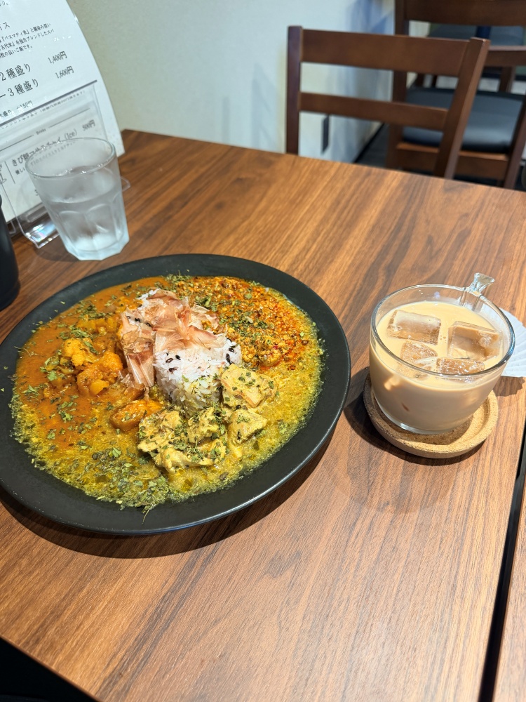 カレー3種盛りとマサラチャイ