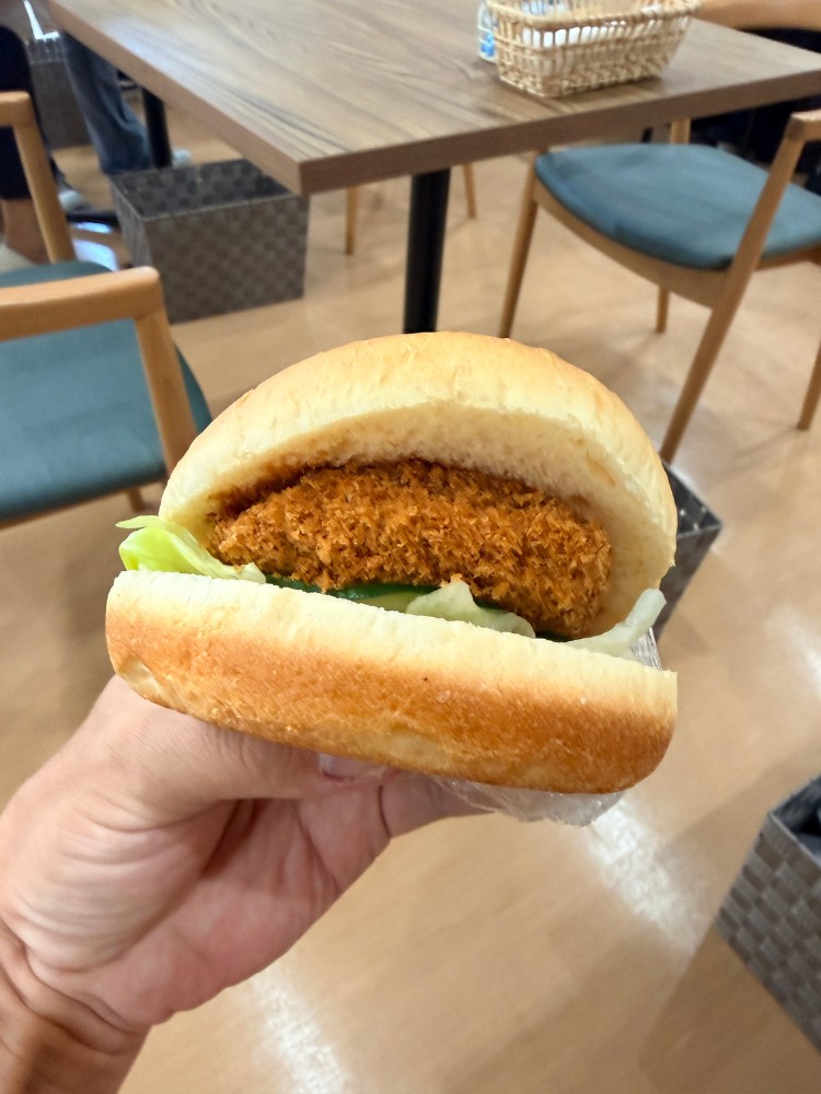 メンチカツの入ったバーガー