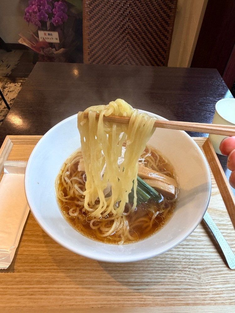 つるんとした多加水麺