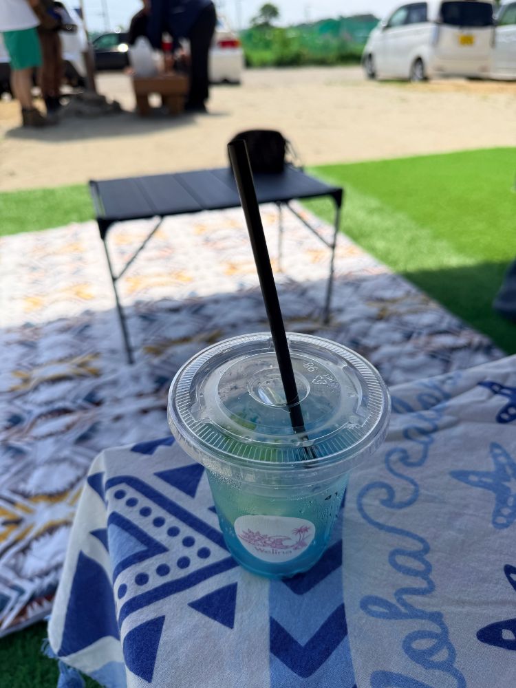 外で飲むブルーレモネード
