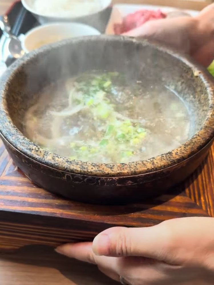 沸騰している石鍋スープ