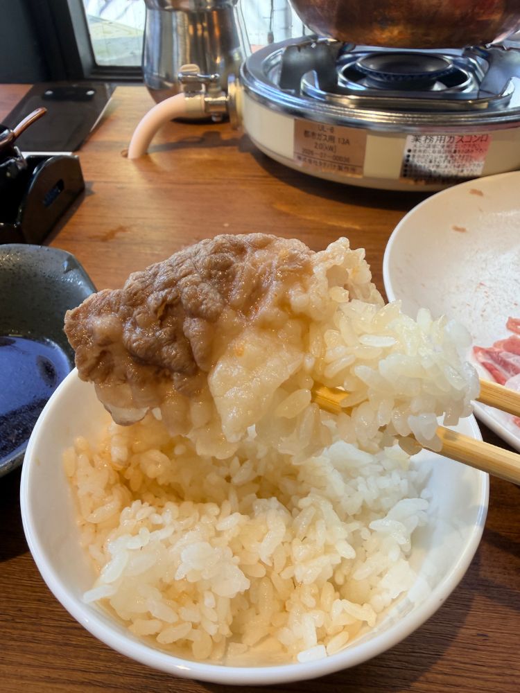ご飯を肉で巻く