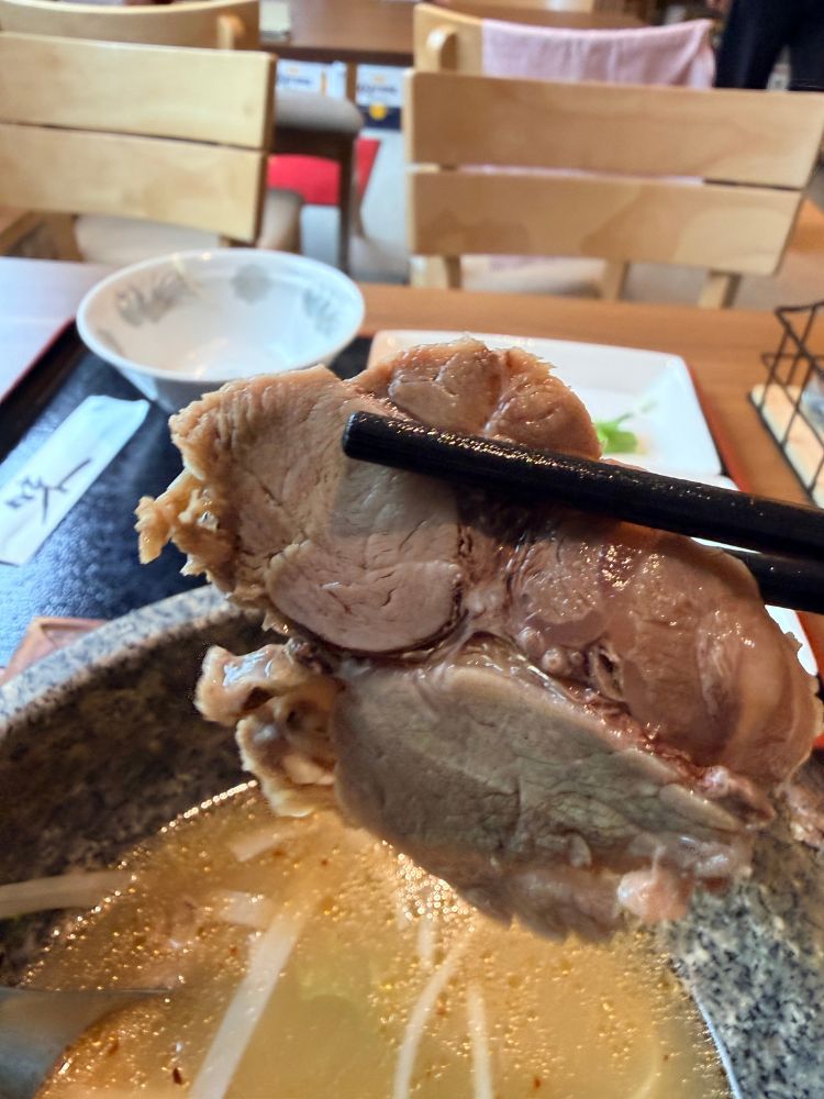 分厚い骨付き肉