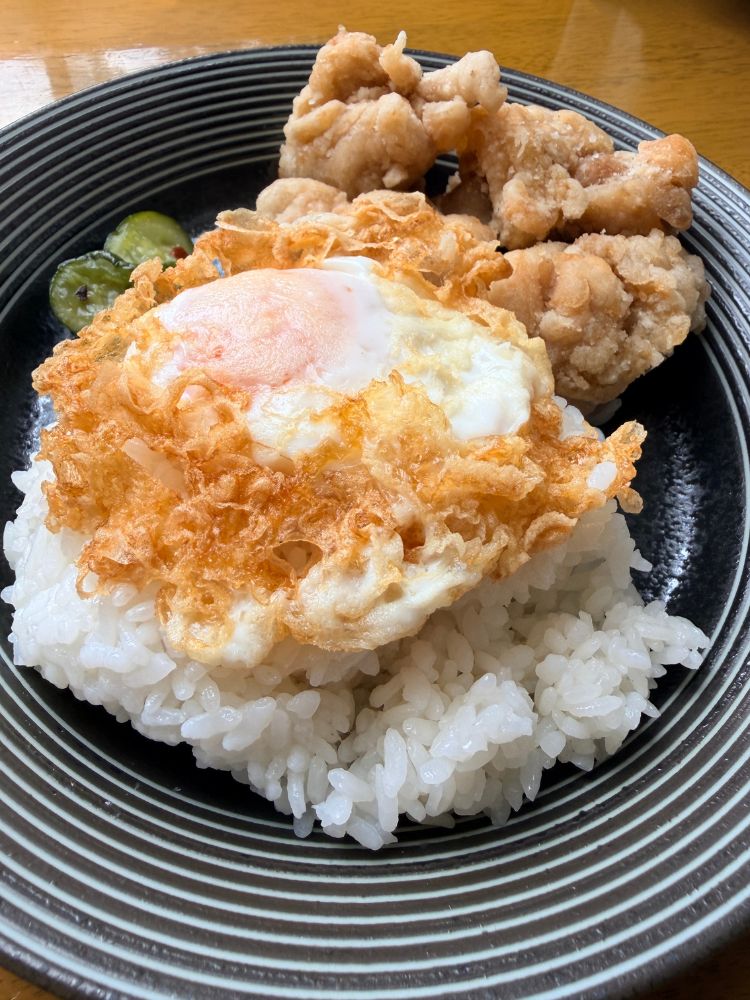 目玉焼きと唐揚げ