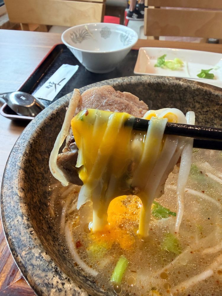 卵を絡めた米麺