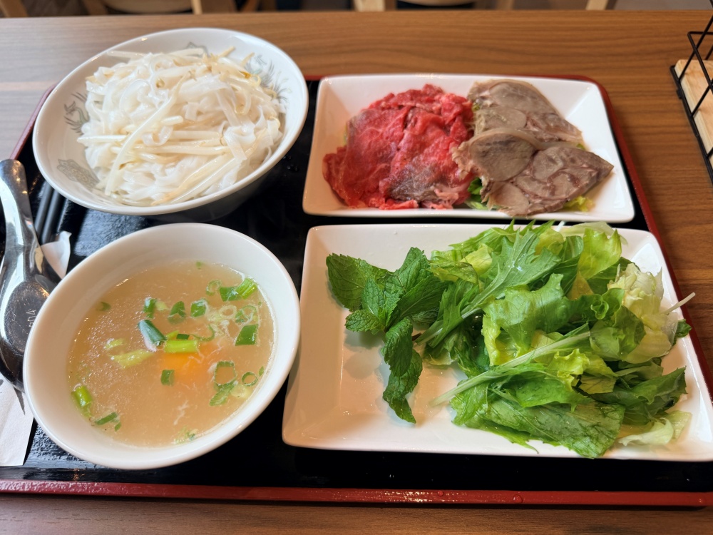 石鍋で楽しむ牛肉フォー